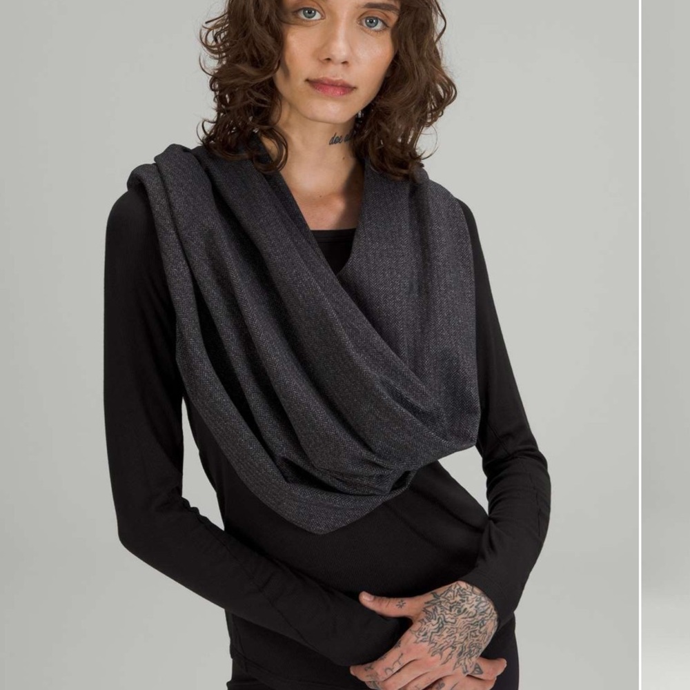Lululemon Black Herringbone Snap Scarf